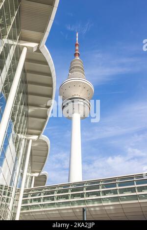 Amburgo, Germania. TV moderna, alta e bianca e radio torre che può essere visto da quasi ovunque ad Amburgo. Foto Stock