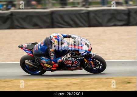 Una corsa di motociclisti durante il World Super Bikes al circuito di Donington Park Foto Stock