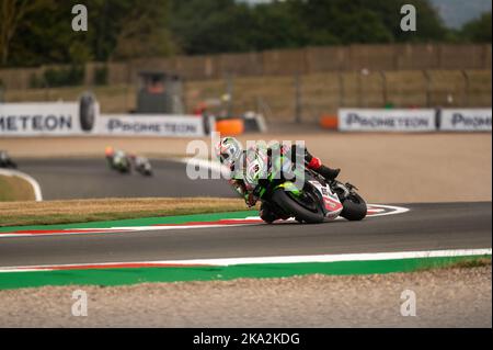 Una corsa di motociclisti durante il World Super Bikes al circuito di Donington Park Foto Stock