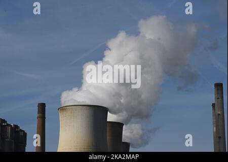 Weisweiler, Germania. 30th Ott 2022. Denso fumo bianco, vapore acqueo esce dalle torri di raffreddamento della centrale elettrica a lignite Weisweiler di RWE Power AG in Eschweiler Weisweiler Credit: Horst Galuschka/dpa/Horst Galuschka dpa/Alamy Live News Foto Stock
