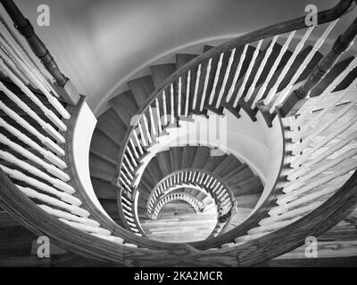 Scala di grigi di una scala a spirale catturata dall'alto Foto Stock