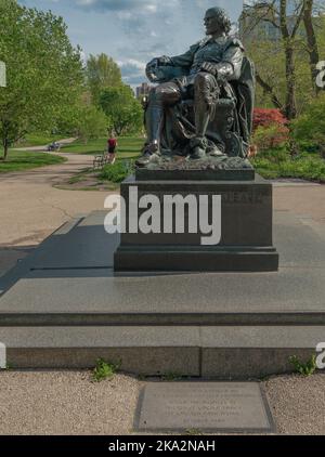 Una foto verticale della statua di William Shakespeare a Lincoln Park, Chicago Foto Stock