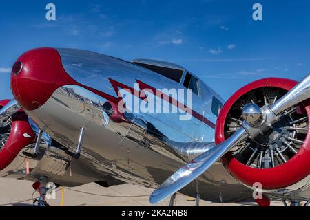 Un Lockheed 1939 12A Electra Junior in mostra al Miramar Airshow 2022 di San Diego, California. Foto Stock