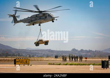 I Marines DEGLI STATI UNITI osservano uno stallone marittimo H-53 portare un veicolo alla prova dimostrativa della Marine Air-Ground Task Force (MAGTF) al Miramar Airshow 2022 Foto Stock