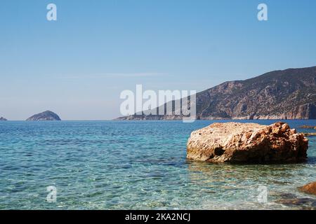 Suluada, un'isola nel Mediterraneo. Isola turca con scogliere e acque cristalline, spiaggia di sabbia Foto Stock