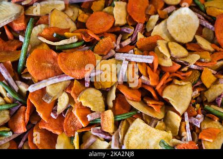 Primo piano di un colorato mix di frutta candita in un negozio cinese Foto Stock
