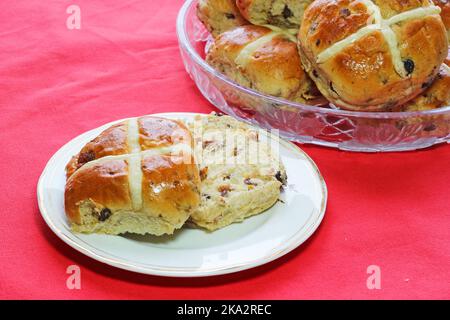 Cuccette a croce calde sulle piastre. Festa del cibo di Pasqua nel Regno Unito. Foto Stock