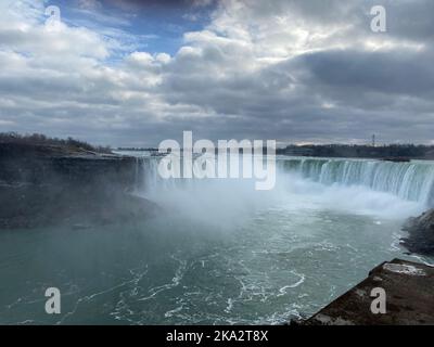 Un colpo di drone delle cascate Horseshoe sotto un cielo nuvoloso in Ontario, Canada Foto Stock