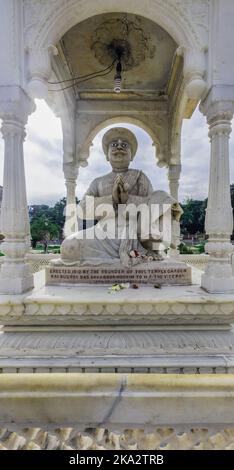 08 14 2007 Statua di marmo del fondatore Rai Badridas Bahadoor Mookim nel 1867of il tempio Jain Badridas Temple Street Kolkata, Bengala Occidentale India Foto Stock