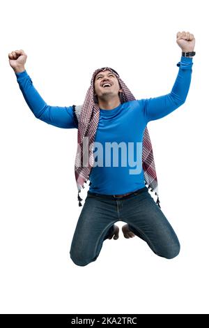 L'uomo asiatico con keffiyeh celebra la vittoria con espressione eccitata isolata su sfondo bianco Foto Stock