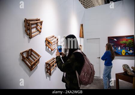 La gente visita Bogotà's International Art Fair ARTBO durante l'ultimo giorno della mostra che si è svolta dal 27 al 30th ottobre 2020, in B Foto Stock