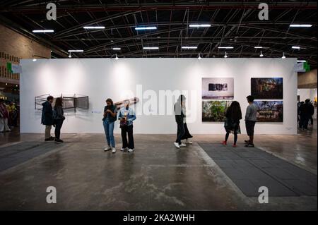 La gente visita Bogotà's International Art Fair ARTBO durante l'ultimo giorno della mostra che si è svolta dal 27 al 30th ottobre 2020, in B Foto Stock