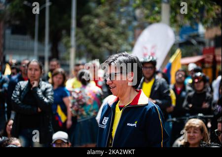 Claudia Lopez, sindaco di Bogotà, reagisce ai fan colombiani mentre si riuniscono in Bogotà, Colombia, per assistere alla finale tra Colombia e Spagna per la U. Foto Stock