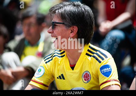 Claudia Lopez, sindaco di Bogotà, reagisce ai fan colombiani mentre si riuniscono in Bogotà, Colombia, per assistere alla finale tra Colombia e Spagna per la U. Foto Stock