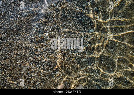 Sfondo astratto, vista del litorale deformato dal flusso d'acqua Foto Stock