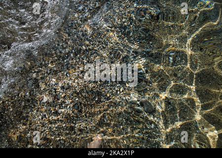 Sfondo astratto, vista del litorale deformato dal flusso d'acqua Foto Stock