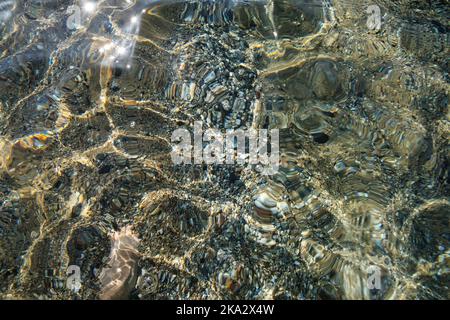 Sfondo astratto, vista del litorale deformato dal flusso d'acqua Foto Stock