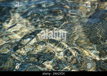 Sfondo astratto, vista del litorale deformato dal flusso d'acqua Foto Stock