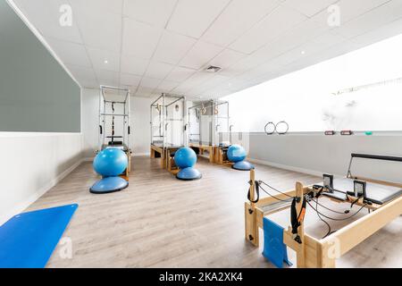 Sala di una palestra di guarigione con oggetti e macchine per questo scopo Foto Stock