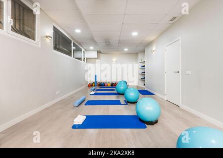 Sala di una palestra di guarigione con oggetti e macchine per questo scopo in varie sfumature di blu Foto Stock