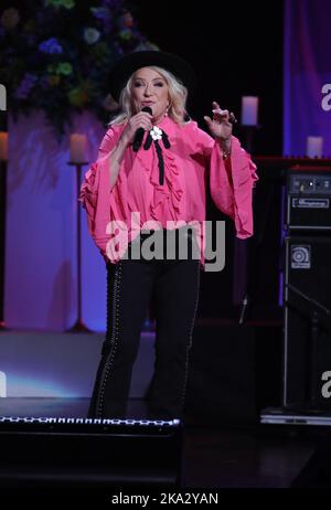 Nashville, Tennessee, Stati Uniti. 30th Ott 2022. Tanya Tucker in presenza di Una Celebrazione della vita e della musica di Loretta Lynn, Grand Ole Opry, Nashville, TN 30 ottobre 2022. Credit: MORA/Everett Collection/Alamy Live News Foto Stock