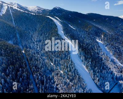 Vista aerea invernale del monte Rila vicino alla stazione sciistica di Borovets, Sofia Regione, Bulgaria Foto Stock