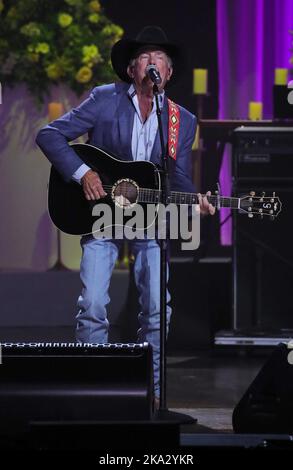 Nashville, Tennessee, Stati Uniti. 30th Ott 2022. George Strait in partecipazione a una Celebrazione della vita e della musica di Loretta Lynn, Grand Ole Opry, Nashville, TN 30 ottobre 2022. Credit: MORA/Everett Collection/Alamy Live News Foto Stock