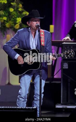 Nashville, Tennessee, Stati Uniti. 30th Ott 2022. George Strait in partecipazione a una Celebrazione della vita e della musica di Loretta Lynn, Grand Ole Opry, Nashville, TN 30 ottobre 2022. Credit: MORA/Everett Collection/Alamy Live News Foto Stock