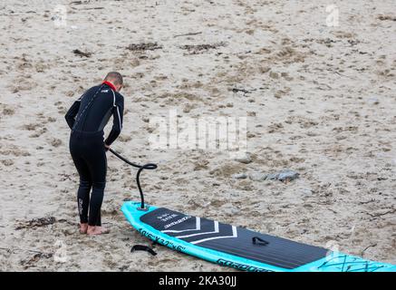 Portreath, Cornovaglia, 31st ottobre 2022, su Halloween a Portreath, Cornovaglia. I surfisti si sono divertiti a cavalcare le onde, mentre le famiglie hanno fatto una passeggiata lungo la spiaggia e hanno anche camminato per i loro cani. Le previsioni meteo sono per il 14C, docce a pioggia leggere e venti moderati per il resto della giornata.Credit: Keith Larby/Alamy Live News Foto Stock