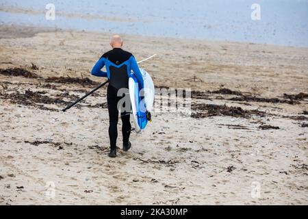 Portreath, Cornovaglia, 31st ottobre 2022, su Halloween a Portreath, Cornovaglia. I surfisti si sono divertiti a cavalcare le onde, mentre le famiglie hanno fatto una passeggiata lungo la spiaggia e hanno anche camminato per i loro cani. Le previsioni meteo sono per il 14C, docce a pioggia leggere e venti moderati per il resto della giornata.Credit: Keith Larby/Alamy Live News Foto Stock