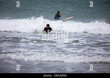 Portreath, Cornovaglia, 31st ottobre 2022, su Halloween a Portreath, Cornovaglia. I surfisti si sono divertiti a cavalcare le onde, mentre le famiglie hanno fatto una passeggiata lungo la spiaggia e hanno anche camminato per i loro cani. Le previsioni meteo sono per il 14C, docce a pioggia leggere e venti moderati per il resto della giornata.Credit: Keith Larby/Alamy Live News Foto Stock