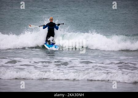 Portreath, Cornovaglia, 31st ottobre 2022, su Halloween a Portreath, Cornovaglia. I surfisti si sono divertiti a cavalcare le onde, mentre le famiglie hanno fatto una passeggiata lungo la spiaggia e hanno anche camminato per i loro cani. Le previsioni meteo sono per il 14C, docce a pioggia leggere e venti moderati per il resto della giornata.Credit: Keith Larby/Alamy Live News Foto Stock