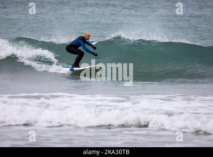 Portreath, Cornovaglia, 31st ottobre 2022, su Halloween a Portreath, Cornovaglia. I surfisti si sono divertiti a cavalcare le onde, mentre le famiglie hanno fatto una passeggiata lungo la spiaggia e hanno anche camminato per i loro cani. Le previsioni meteo sono per il 14C, docce a pioggia leggere e venti moderati per il resto della giornata.Credit: Keith Larby/Alamy Live News Foto Stock