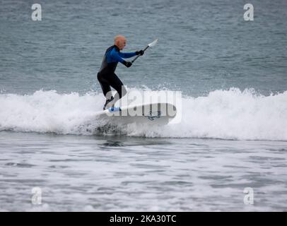 Portreath, Cornovaglia, 31st ottobre 2022, su Halloween a Portreath, Cornovaglia. I surfisti si sono divertiti a cavalcare le onde, mentre le famiglie hanno fatto una passeggiata lungo la spiaggia e hanno anche camminato per i loro cani. Le previsioni meteo sono per il 14C, docce a pioggia leggere e venti moderati per il resto della giornata.Credit: Keith Larby/Alamy Live News Foto Stock