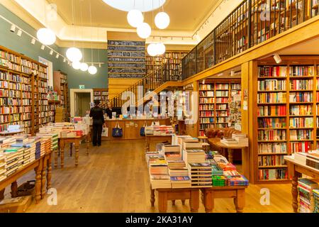 Librerie e pile di libri, libreria Topping and Company Shop, Bath, Somerset, Inghilterra, Regno Unito Foto Stock