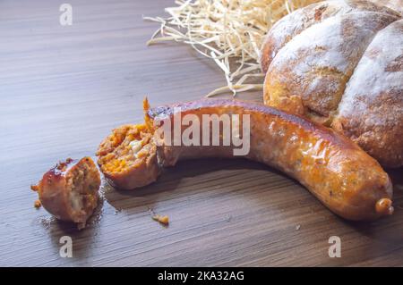 Salsiccia di zucca fatta con zucca e formaggio, spazio copia sulla sinistra e luce soffusa. Foto Stock