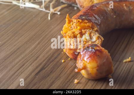 Salsiccia di zucca fatta con zucca e formaggio, spazio copia sulla sinistra e luce soffusa. Foto Stock