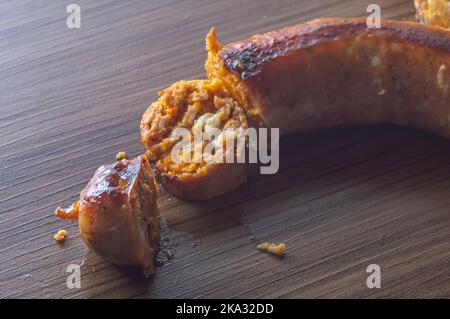 Salsiccia di zucca fatta con zucca e formaggio, spazio copia sulla sinistra e luce soffusa. Foto Stock