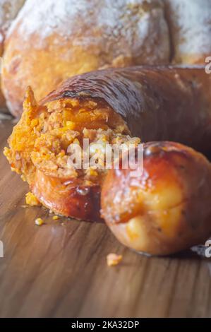 Salsiccia di zucca fatta con zucca e formaggio, spazio copia sulla sinistra e luce soffusa. Foto Stock