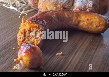 Salsiccia di zucca fatta con zucca e formaggio, spazio copia sulla sinistra e luce soffusa. Foto Stock