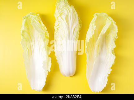 Cabbages Cinese di taglio fresco isolato su sfondo giallo. Spazio di copia. Foto Stock