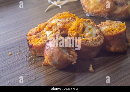 Salsiccia di zucca fatta con zucca e formaggio, spazio copia sulla sinistra e luce soffusa. Foto Stock