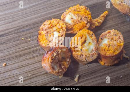 Salsiccia di zucca fatta con zucca e formaggio, spazio copia sulla sinistra e luce soffusa. Foto Stock