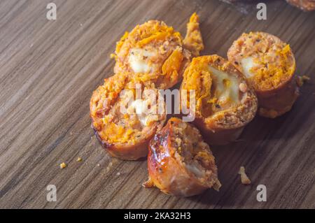 Salsiccia di zucca fatta con zucca e formaggio, spazio copia sulla sinistra e luce soffusa. Foto Stock