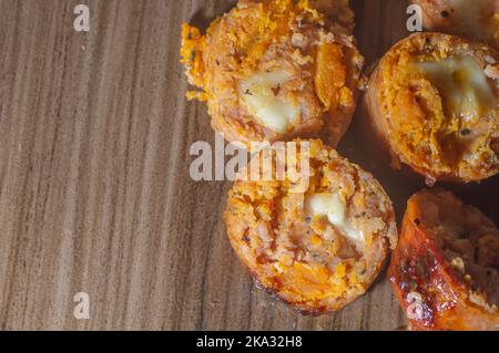 Salsiccia di zucca fatta con zucca e formaggio, spazio copia sulla sinistra e luce soffusa. Foto Stock