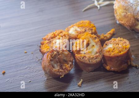 Salsiccia di zucca fatta con zucca e formaggio, spazio copia sulla sinistra e luce soffusa. Foto Stock