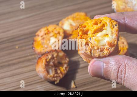 Salsiccia di zucca fatta con zucca e formaggio, spazio copia sulla sinistra e luce soffusa. Foto Stock