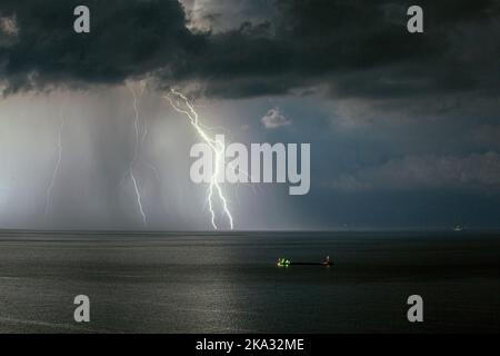 Un fulmine colpisce il mare di Marmara al largo della costa di Tekirdag, Turchia, in un clima nuvoloso Foto Stock