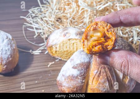 Salsiccia di zucca fatta con zucca e formaggio, spazio copia sulla sinistra e luce soffusa. Foto Stock