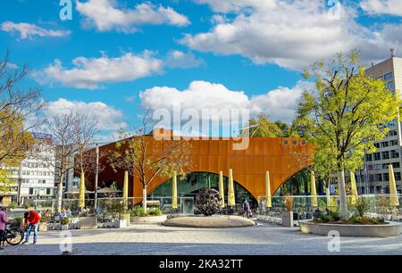 Düsseldorf (Martin Luther Platz), Germania - Ottobre 9. 2022: Vista sulla piazza del moderno ristorante pavillon Wilma Wunder Foto Stock